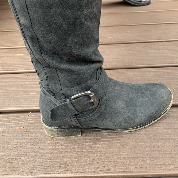 Women’s grey boots. - Picture 2 of 5